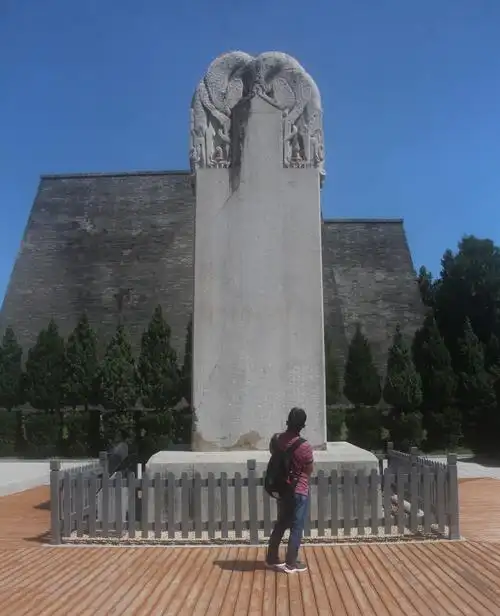 乾陵无字碑高8.03米,重约98.8吨.