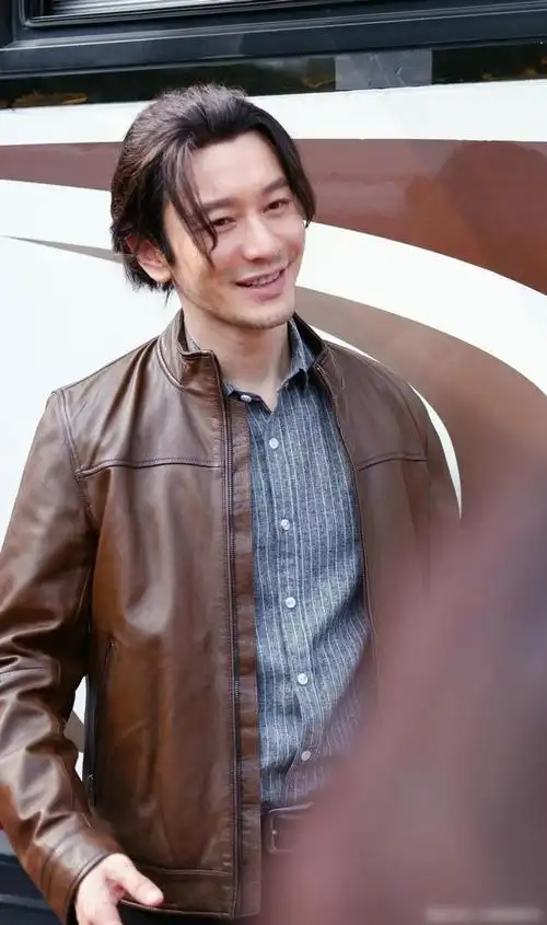 黄晓明雅痞造型太时髦穿卫衣留长发扎丸子头气质超级像吴秀波