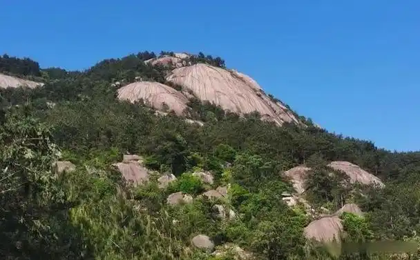 在天柱山虎头崖下,据说有一处狐狸坟,当地还流传着一个书生与狐女的