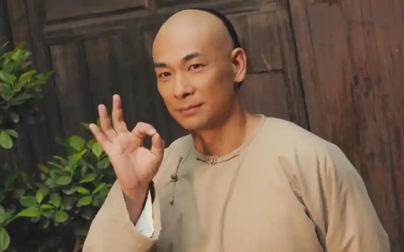 1993年,年仅19岁的赵文卓出演了《功夫皇帝方世玉》,可以说这部电影是