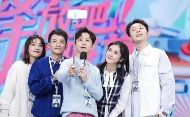 随着《快乐大本营》的结束,"快乐家族"也只能解散,毕竟5位主持人原本