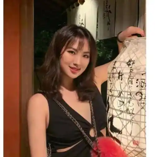 除此之外,李彦宏的小女儿李韵迪也很喜欢唱歌跳舞