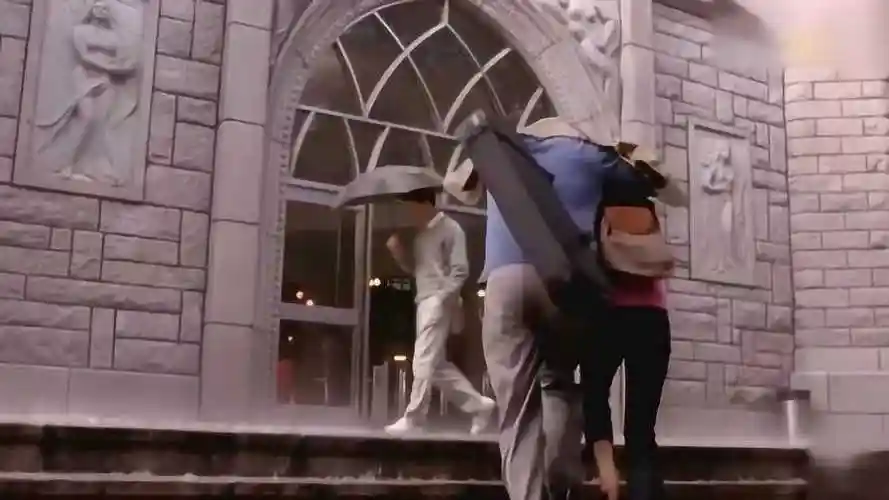 《假如爱有天意》故意不打伞为了和心爱的女人一起在雨中浪漫奔跑