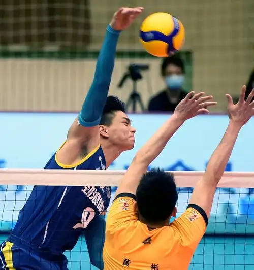 8月26日,上海金色年华队球员韩添伊在比赛中垫球.