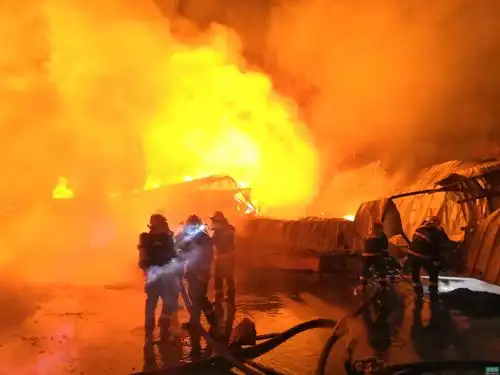 当地消防指战员到达现场经询问,侦查得知,着火厂房为一栋铁皮盖造的