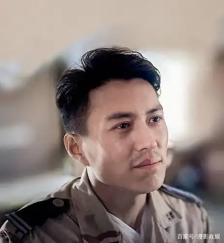 靳东剧照《我们的爱》里,那个婚姻失败的凤凰男.这部戏值得着重说明.