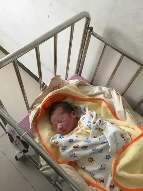 我,宝贝出生第一天7,5斤