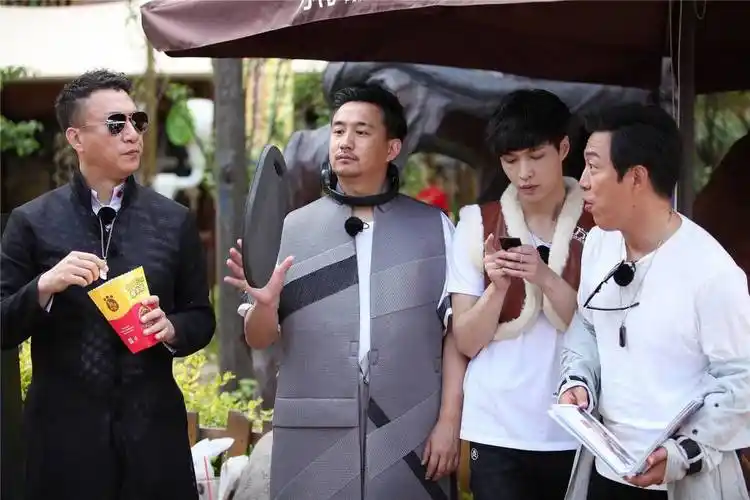 张艺兴巡演国内外群嘲,不仅拼错马来西亚国名,粉丝还盗图王嘉尔_腾讯