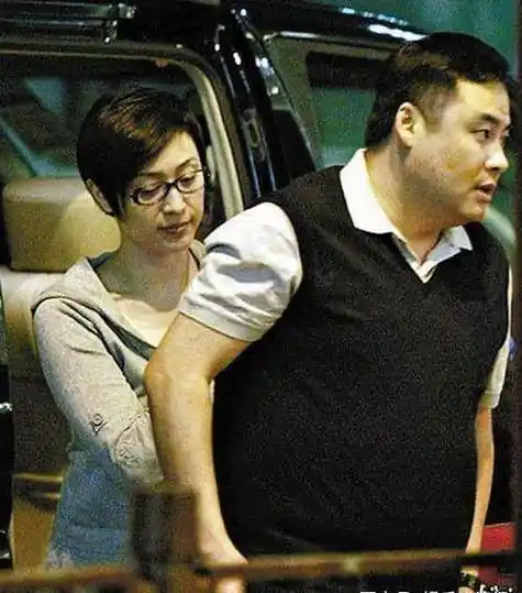 前港姐陈法蓉迎来52岁生日,演艺生涯一头短发叱咤香港影坛多年_杨俊毅