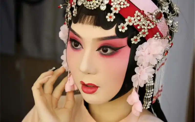 素人美女被我拉来当模特辣! 戏曲旦角化妆全过程!