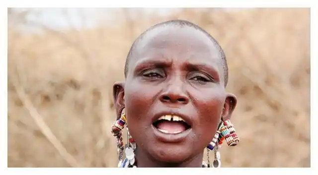 非洲这个部落,女孩从青春期开始就要拔门牙,原因只是为了方便