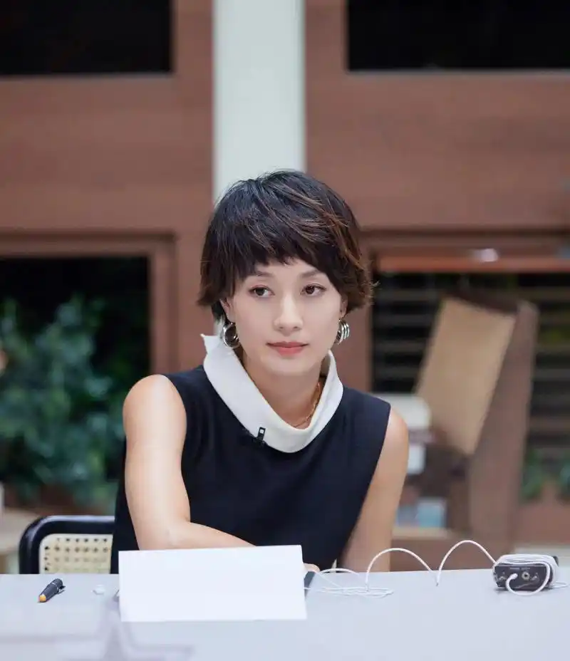 马伊琍节目新造型,穿白色无袖长裙,留短发清爽干练!