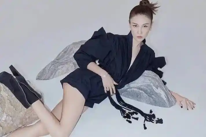 张蓝心:从运动场到银幕,从武坛到时尚界,大长腿是标志性的特征