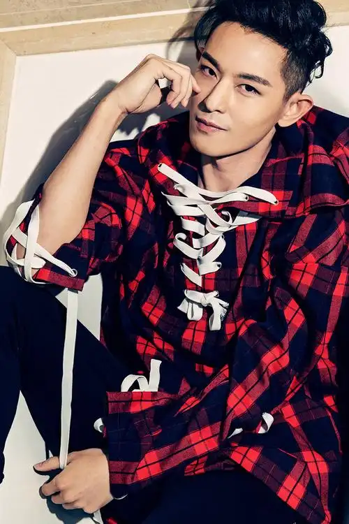 9 敖犬全新写真曝光 歪头抿嘴展慵懒随性