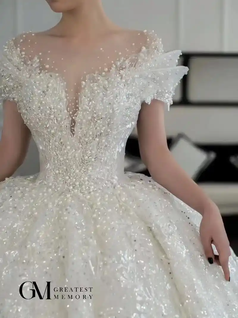 一字肩重工钉珠拖尾婚纱.gm bridal 7015 韩式奢华婚 - 抖音