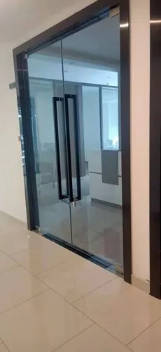 地弹门常见的类型是弹簧门.