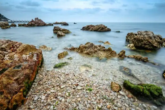 月牙湾公园 站在星芒闪耀礁石上的貌似像踩着高跟鞋一样的六叔.