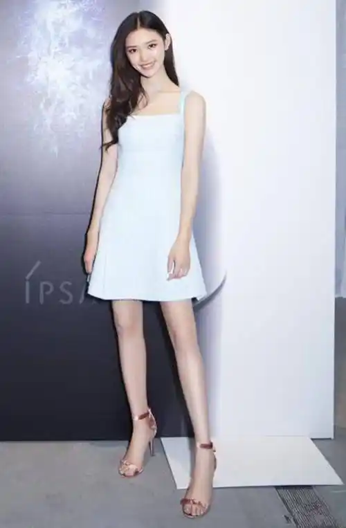 的"美人鱼"林允亮相 拼色连衣裙超显腿长 演技见长_身材_风格_高跟鞋