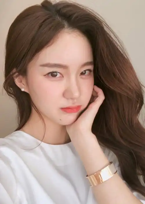 大头照中,有六成女孩都留著一头中分长发,这种标准的女神级发型让男人