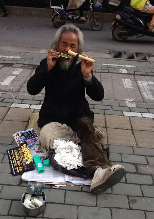 【巨逗】搞笑图片之老无所依的老头图片,与老有所依的老人图片