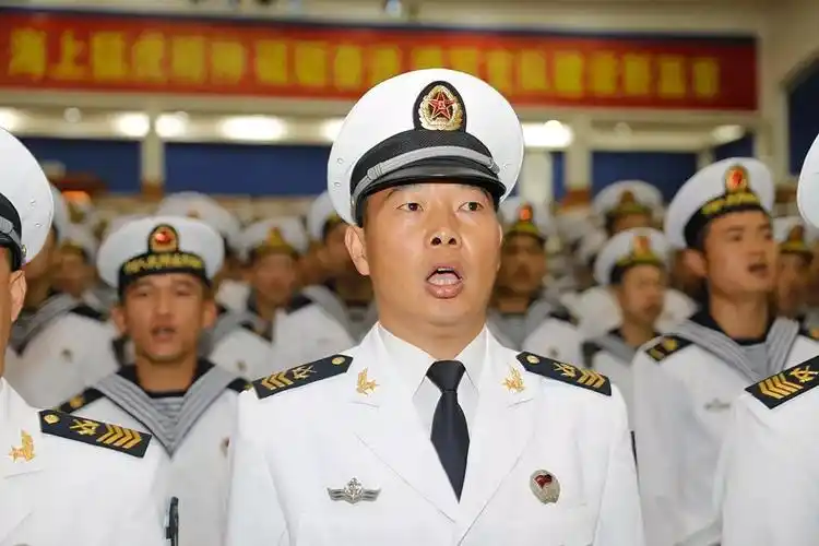 动人!高级士官晋衔仪式上出现这一幕,暖哭了