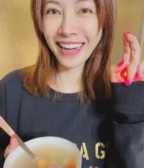 平民天后徐怀钰素颜吃汤圆44岁素颜曝光网友纷纷惊叹