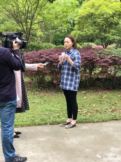 邛崃电视台记者采访我市社会保障卡发行工作