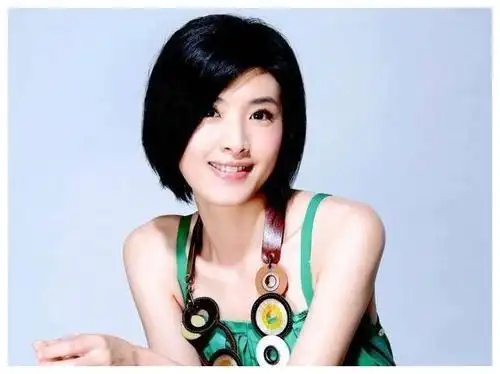 曾红极一时的玉女歌手时隔13年复出,50岁的她长这样