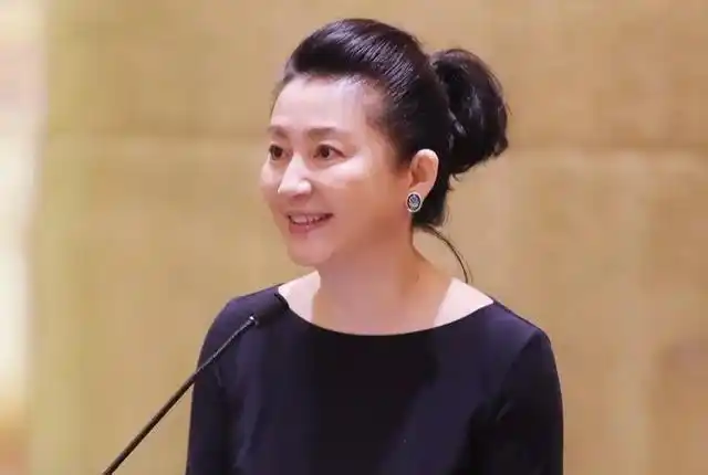 53岁王小丫现身活动,穿鱼尾裙秀出身材,素颜脸型圆润暴露年龄|礼服