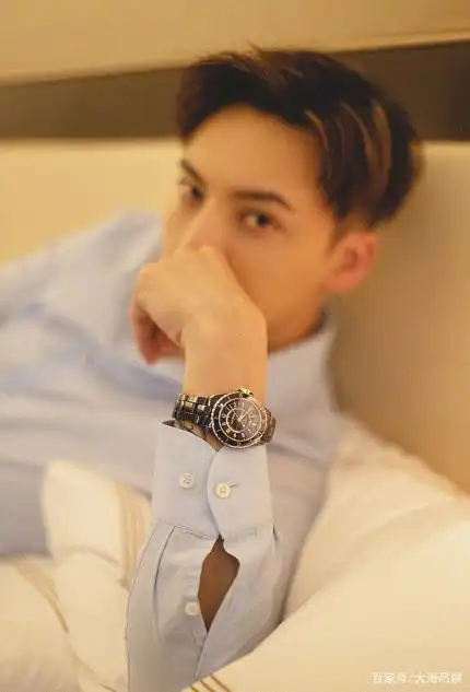 陈伟霆晒新照:赤双脚坐在床上,好似个乖乖男不仅帅还非常可爱!