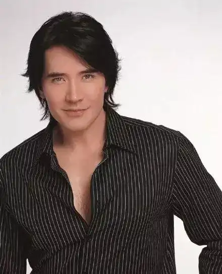 按照常理来说,才气,名气,帅气兼具的费翔,感情生活也该成功才对,毕竟