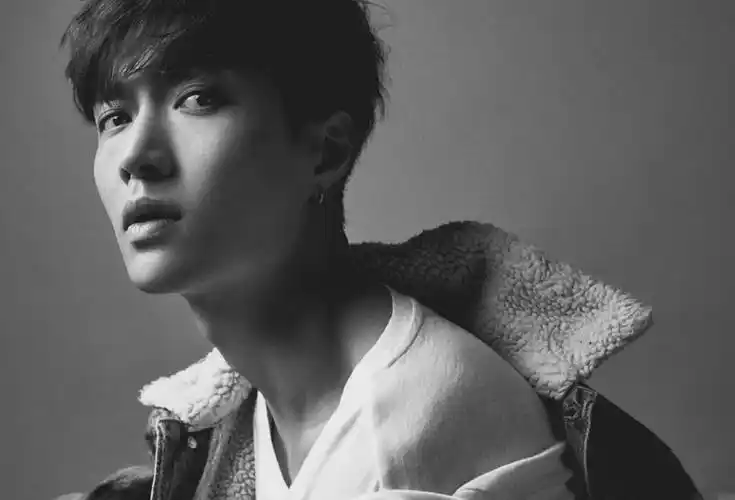 张艺兴帅气撩人写真大片29