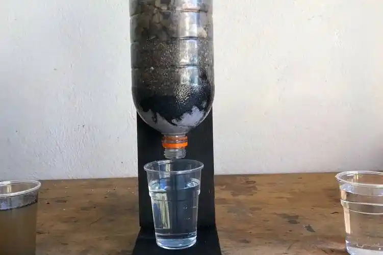 野外生存没有干净水源教你做简单的过滤器马上就能喝到纯净水