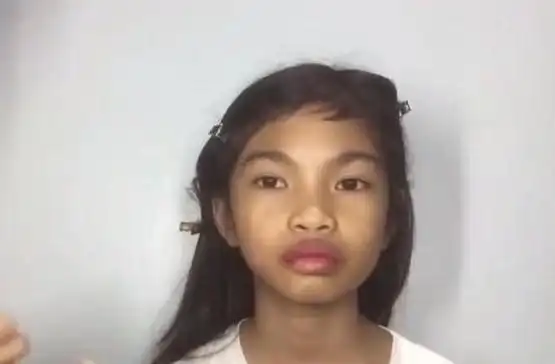 小女孩又黑又丑被同学孤立妈妈给她化个妆后秒变小公主