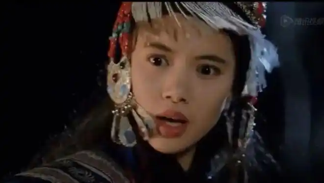 展开追求因为成龙说她不敬业而被雪藏后,袁咏仪来内地发展拍戏不少