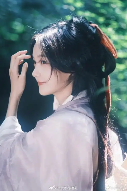 李一桐红发带古装造型写真曝光水边回眸温婉似画中人