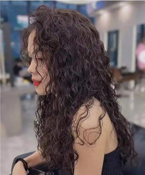 小卷卷全头烫,不论是短发还是长发,烫完都能呈现出一个比较蓬松的轮廓