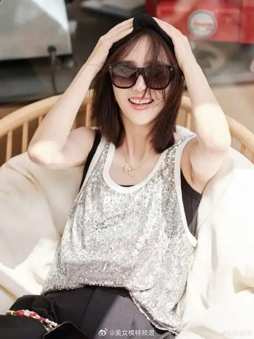 佟丽娅晒夏日都市风随拍 短发干练精致飒爽十足