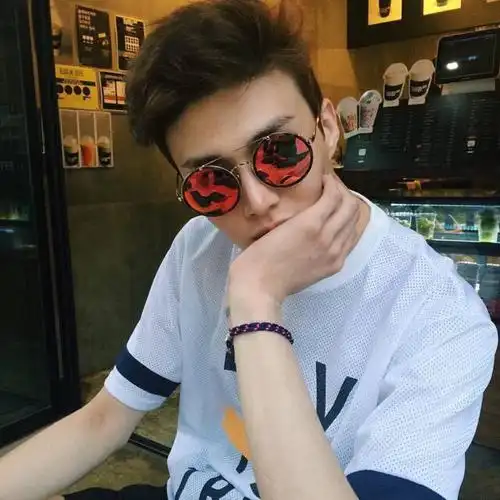 这图适合给帅哥们做头像!