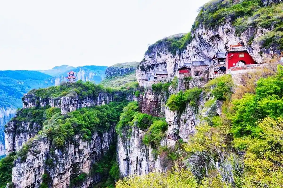 长治身边事金灯寺,位于平顺县杏城镇背泉村,静静矗立在海拔1700米的