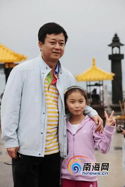 央视主持人朱军一家三口游三亚巧遇余秋雨