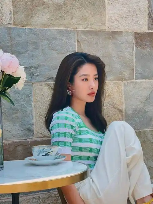 31岁杨采钰带火了一种复古穿搭:露腰衬衫 牛仔裤,显瘦又洋气_时尚