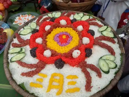 家长们用巧手烹制的五色糯米饭和特色小吃,让人口水直流