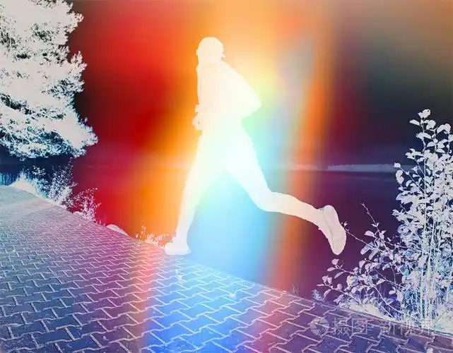 夕阳西下的人剪影,背景是太阳