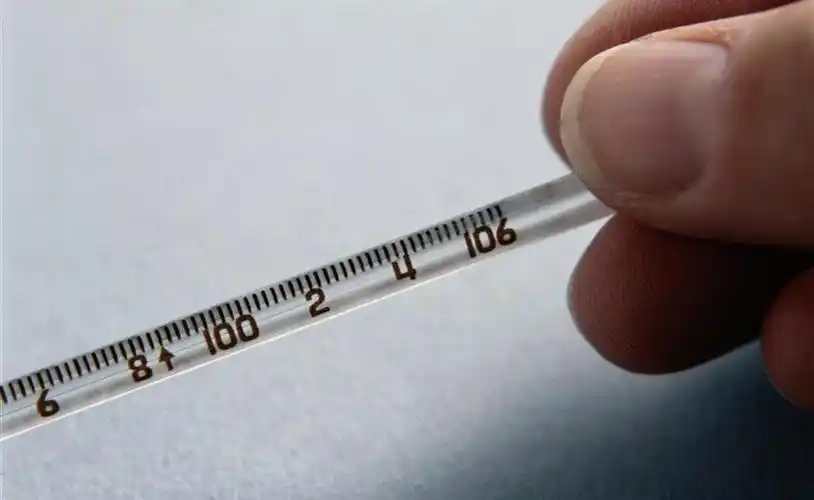 低热,指腋温为37.5℃~38℃,中度热为38.1～39℃,高热为39.