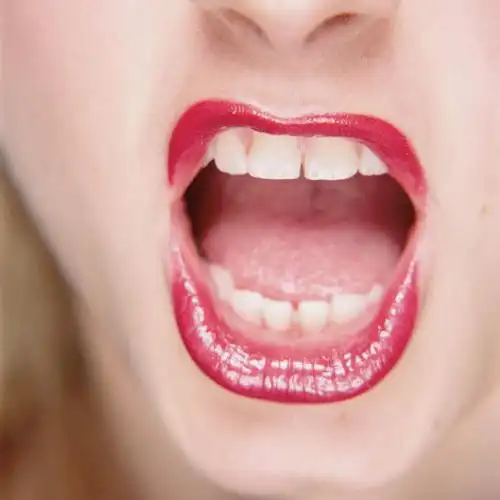 仅一个人,护肤,阴影,反射,影子,吐舌头,红色,彩妆,口红,伸舌头,张嘴