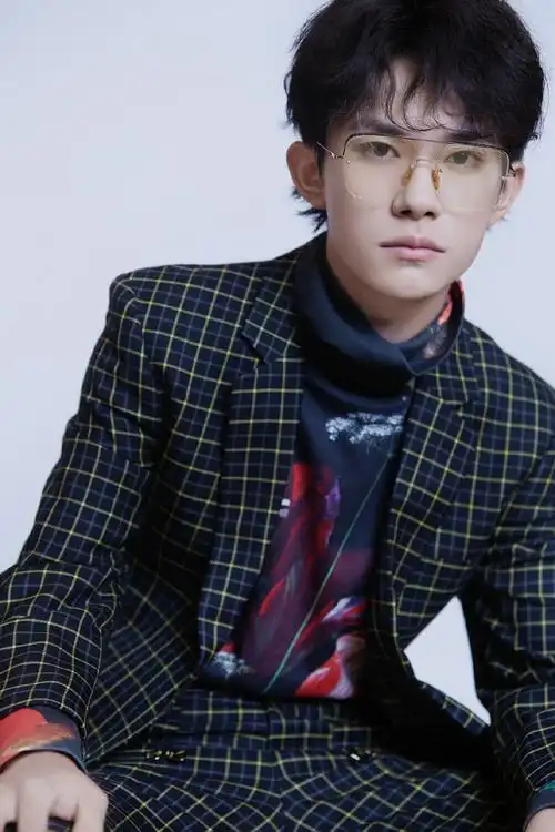 易烊千玺格纹西装帅气图片28