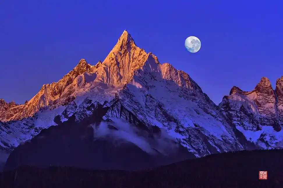 梅里雪山是世界上最美的雪山之一,八大神山之首,主峰卡瓦格博峰 - 抖