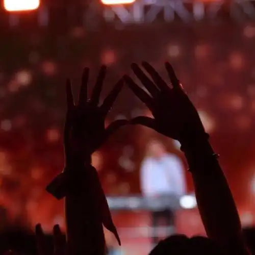 火星人独有的比心手势他在我们心中是舞台上的大魔王