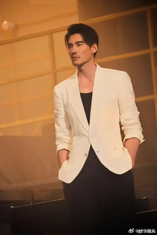 胡兵晒童年照##胡兵从小帅到大